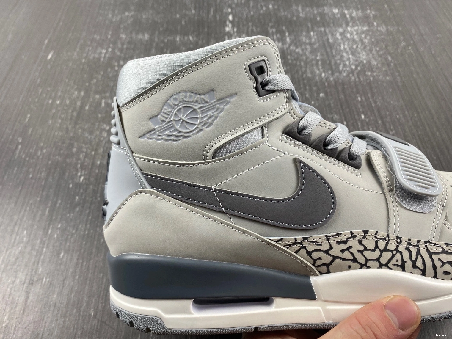 AV3922-002 - Jordan Legacy Grey Men's Wolf 312 1113